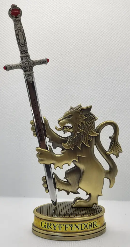 Ouvre-lettres épée de Gryffondor sur support